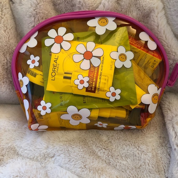 Ulta 20-piece make-up bag and samples - Picture 1 of 4